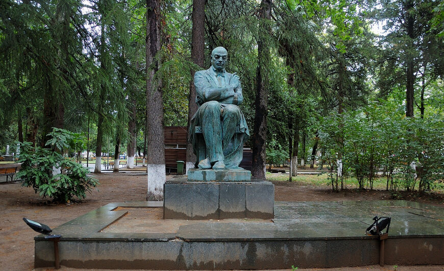 Памятник композитору Захари Павлиашвили, содействовавшему открытию Театра оперы и балета в Кутаиси