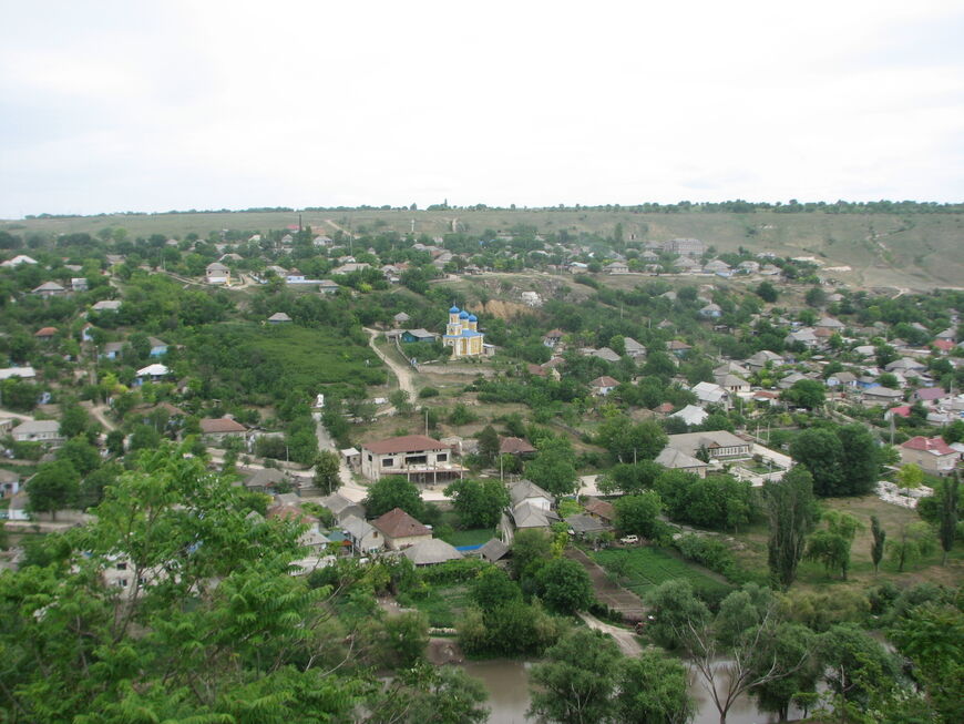 Вид с монастыря на поселок Бутучены