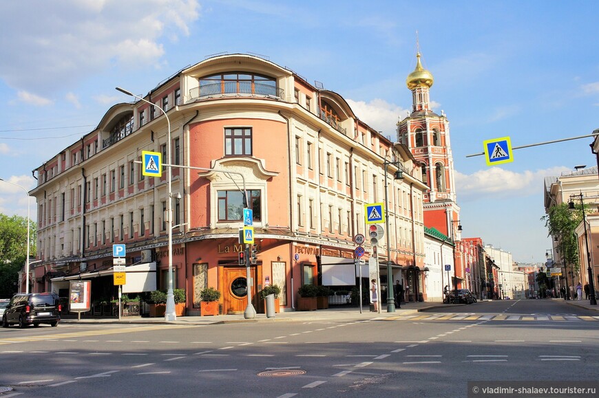 Бывший доходный дом Высоко-Петровского монастыря. 