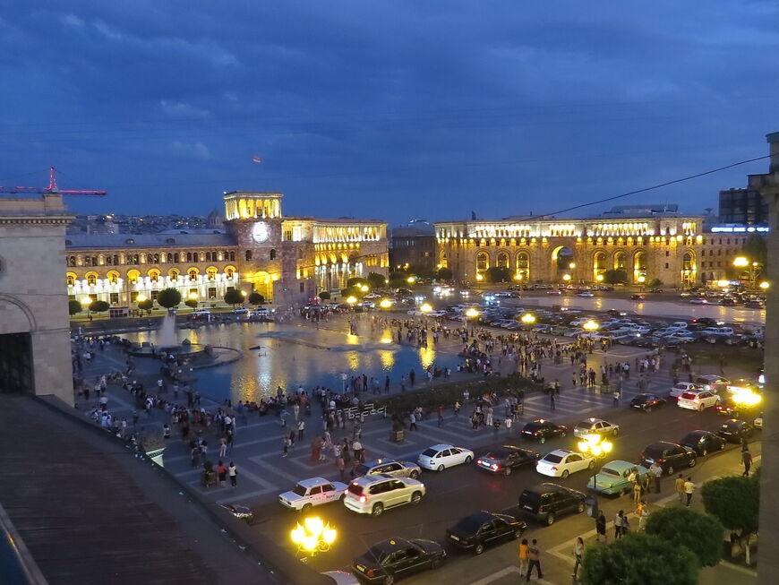 Вечернее шоу поющих фонтанов Еревана