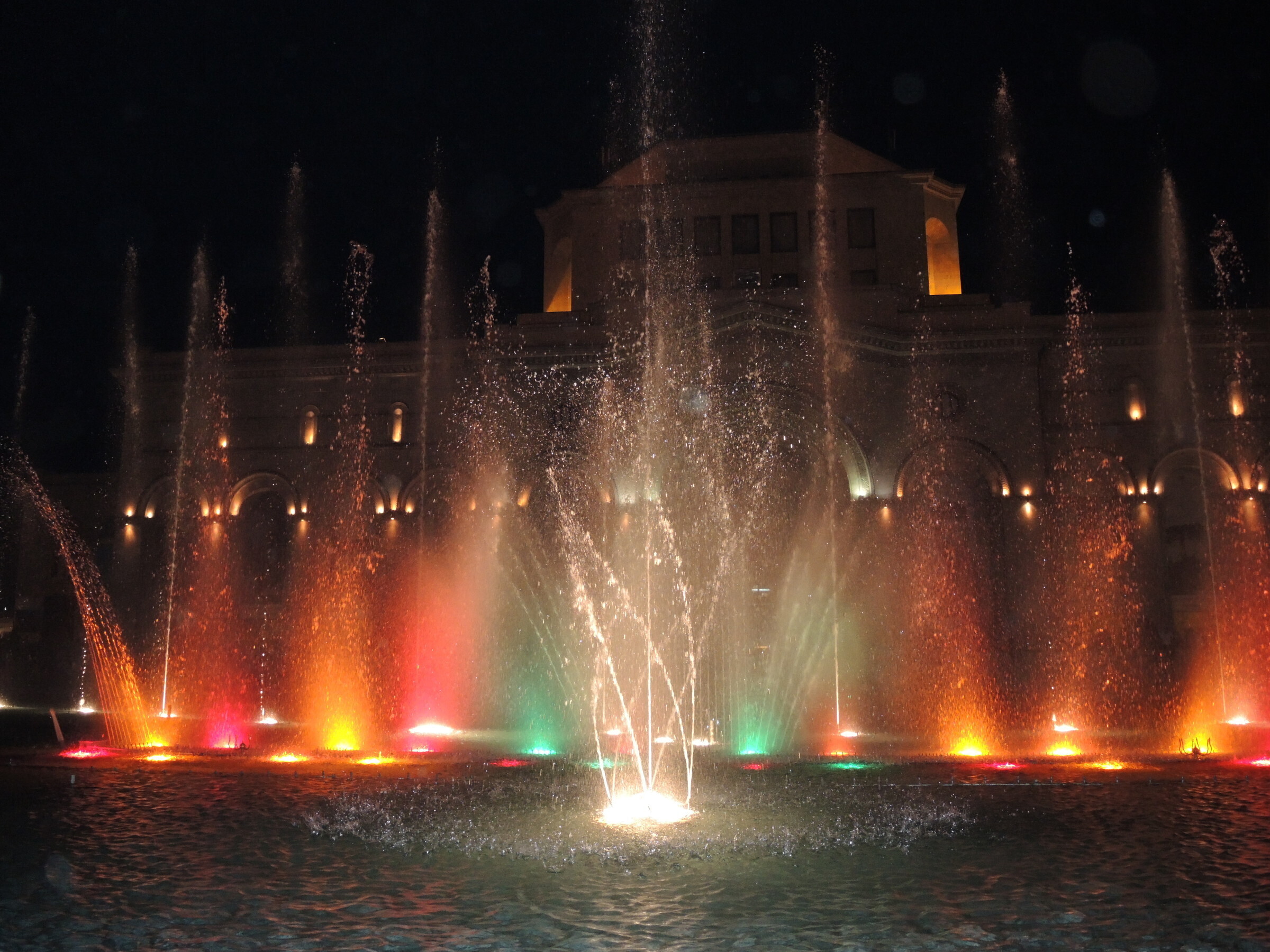 Ереван часы работы. Танцующие фонтаны в Ереване. Ереван фонтаны на площади Республики. Поющие фонтаны в Армении в Ереване. Мармарис Поющие фонтаны.