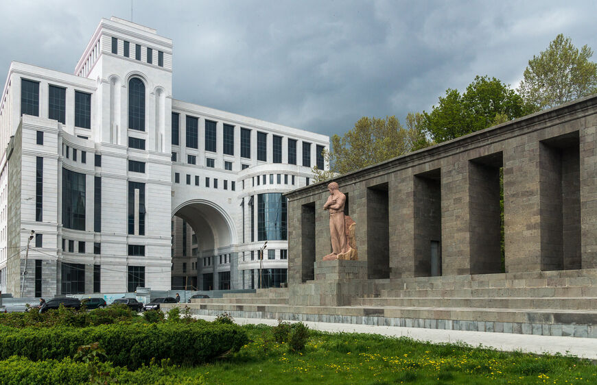 Памятник Степану Шаумяну перед фонтанным комплексом