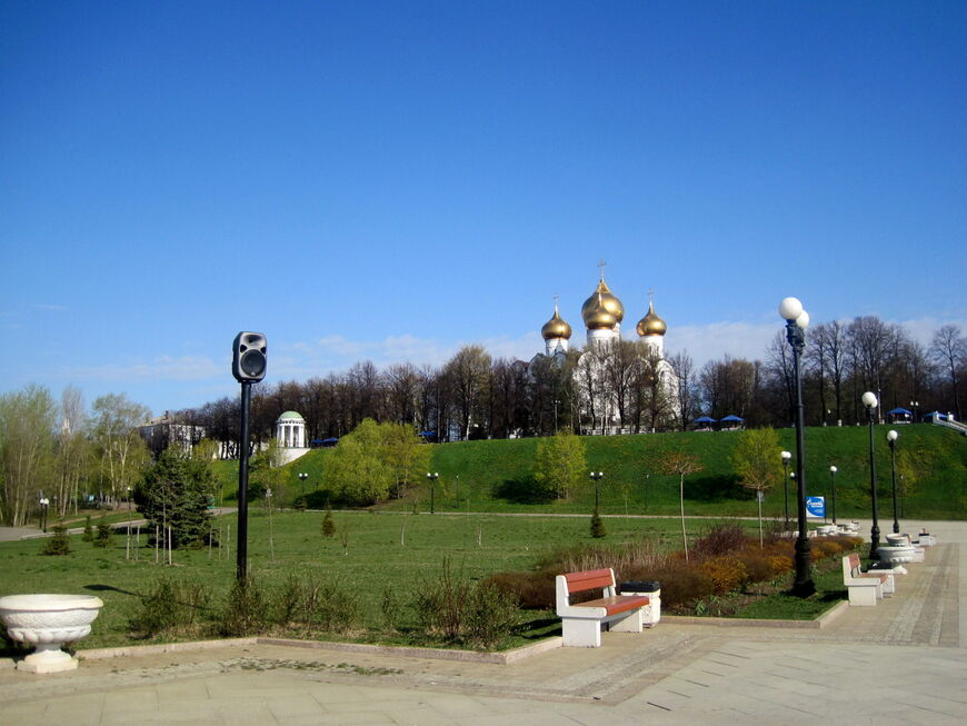 Вид с нижней площадки Стрелки на Успенский собор