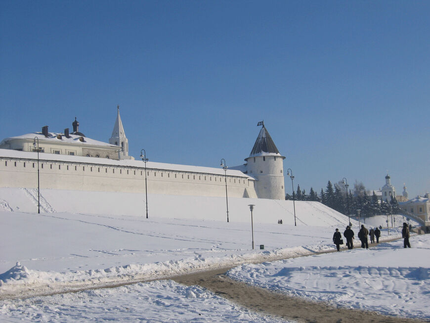 Вид на стену Казанского кремля и монастырские постройки с площади Тысячелетия