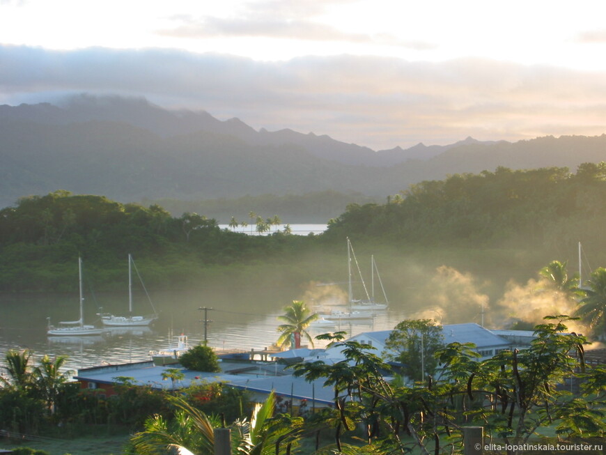 Горячие источники (Hot Springs) в бухте Савусаву на рассвете. Остров Вануа Леву.