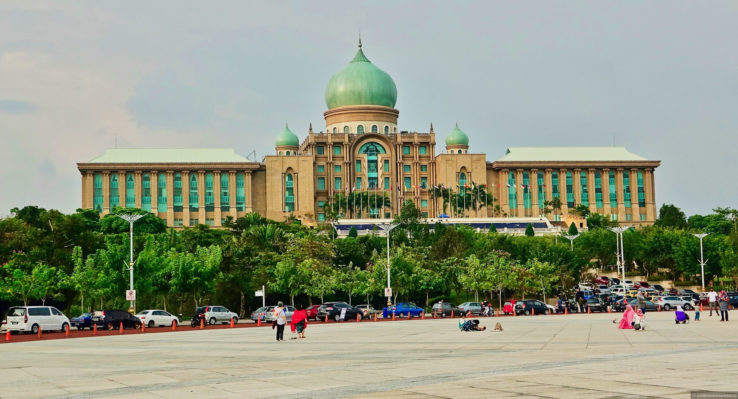 Малайзия бруней. Путраджая Куала Лумпур. Малайзия здание правительства. Бруней Малайзия. Бруней парламент.