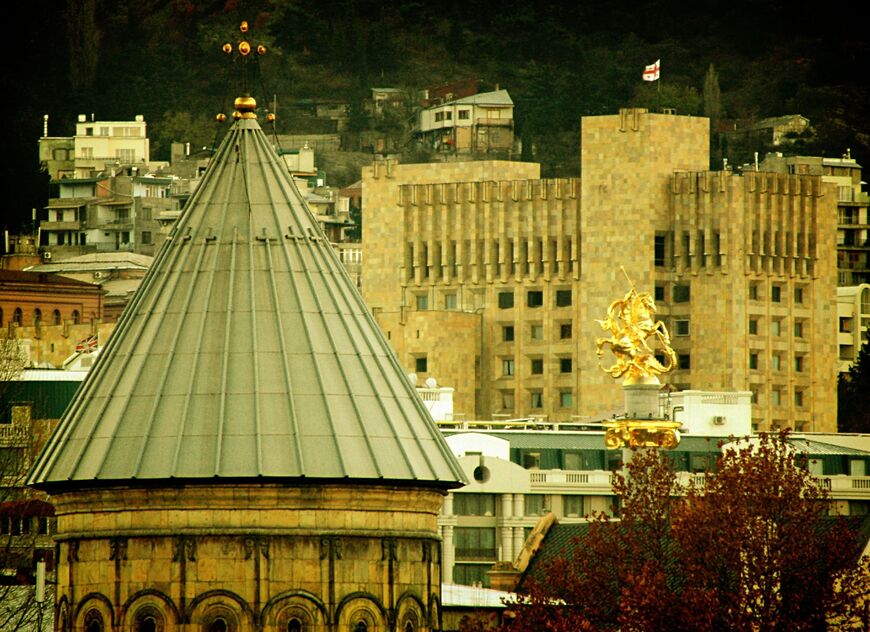 Статуя Георгия Победоносца в окружении строений Тбилиси