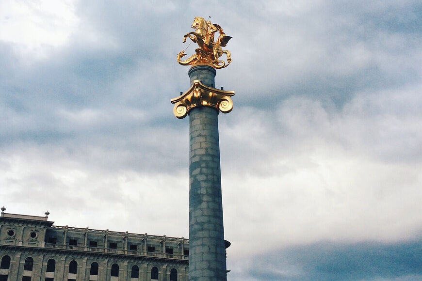 Статуя Георгия Победоносца в Тбилиси