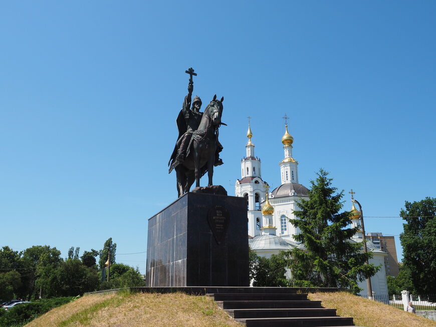 Памятник Ивану Грозному на фоне Богоявленского собора 