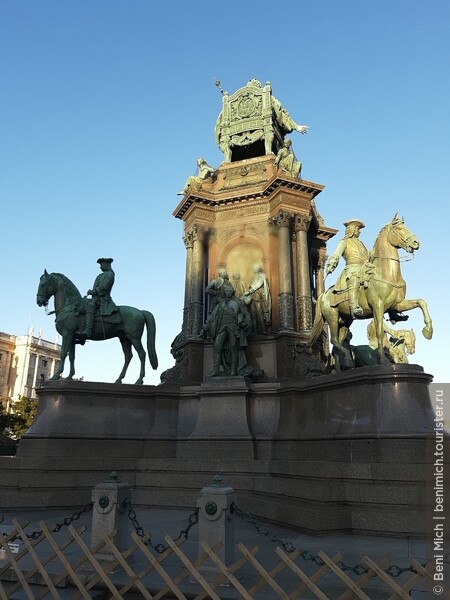 Памятник Марии Терезии на одноименной площади