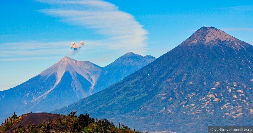 Вулканы Фуэго (дымит), Акатенанго и Аква