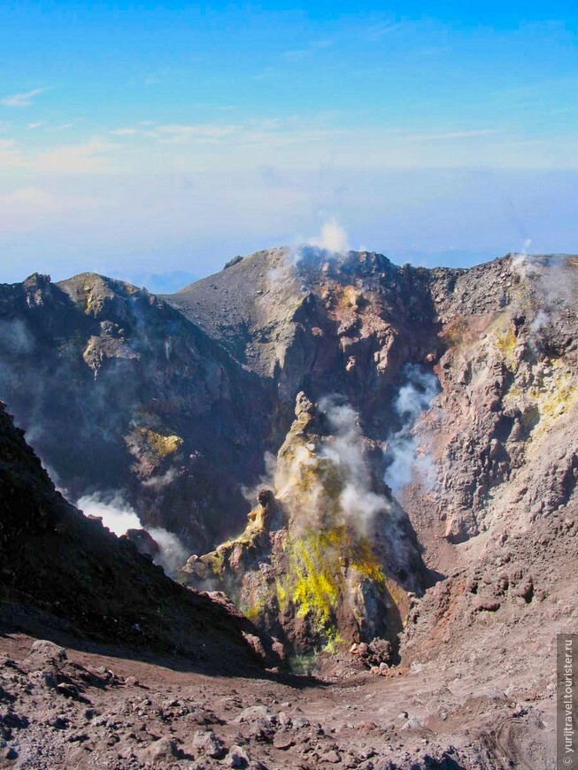 Глубины кратера вулкана Пакайя