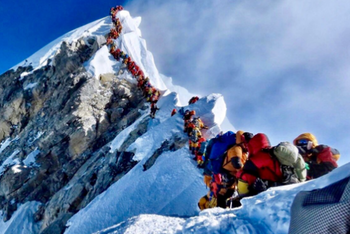 В мае на Эвересте из-за очередей на вершину погибли 10 альпинистов 