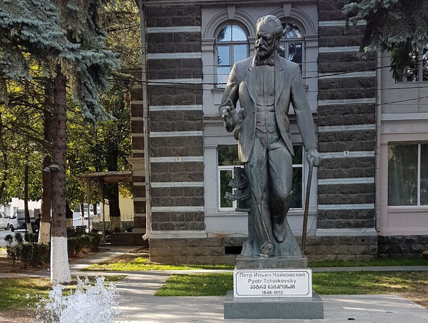 Памятник П.И.Чайковскому в Боржоми