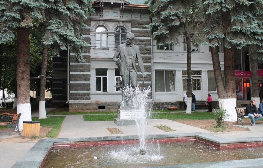 Памятник П.И.Чайковскому в Боржоми