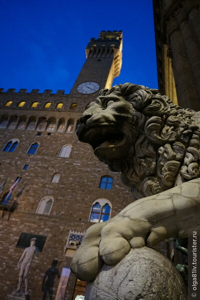 Грозный бронзовый лев Marzoco, стоящий со щитом в лапах на страже у Дворца Синьории, отлит по модели Донателло. Он - Флорентийский герб и символ.
