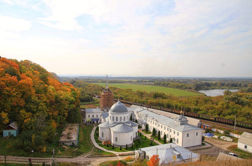 Вид на Дивногорский Успенский монастырь