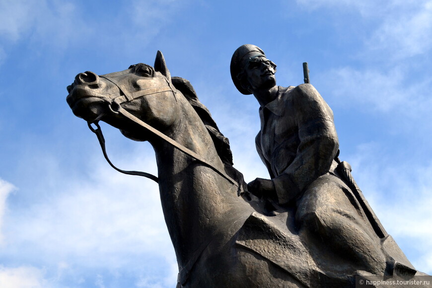 Сумел скульптор воплотить в образе казака на коне те черты, которые присущи герою романа «Тихий Дон».
