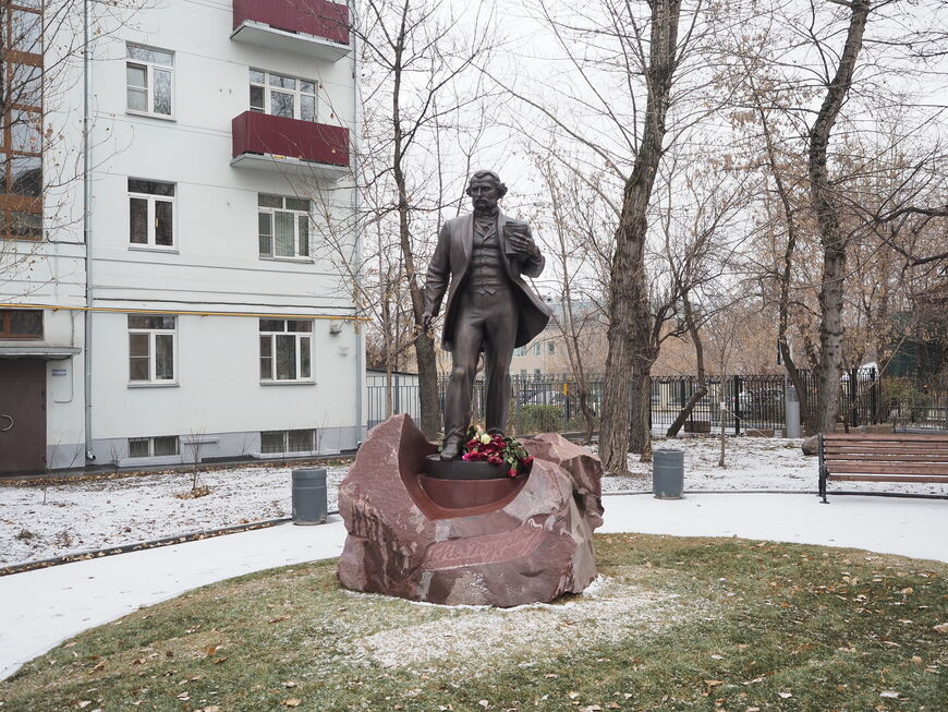 Памятник Тургеневу в сквере