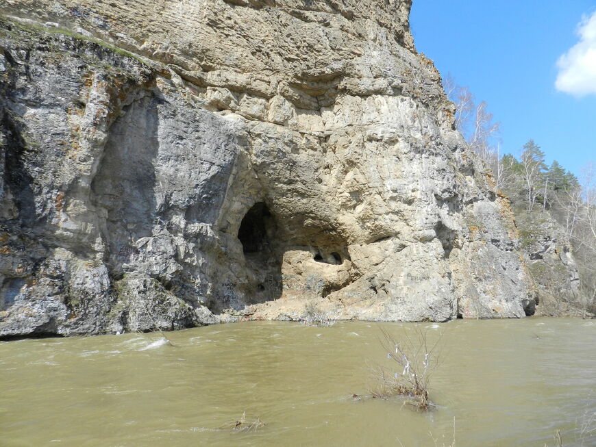 Прямо рядом с пещерой протекает река