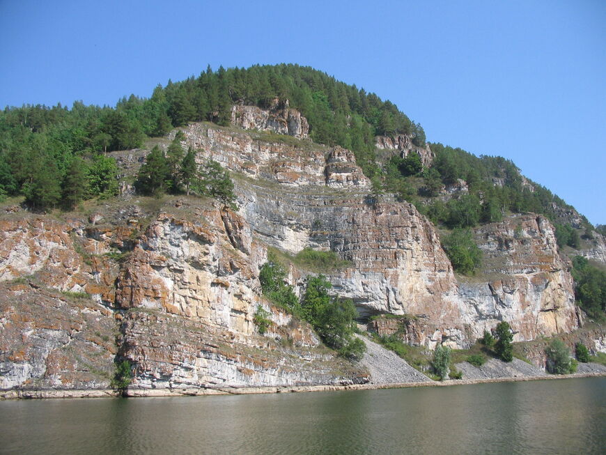 Водохранилище окружено живописными скалами
