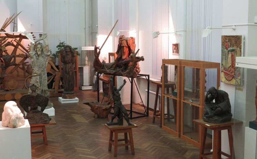 Зал музея с произведениями скульптора
