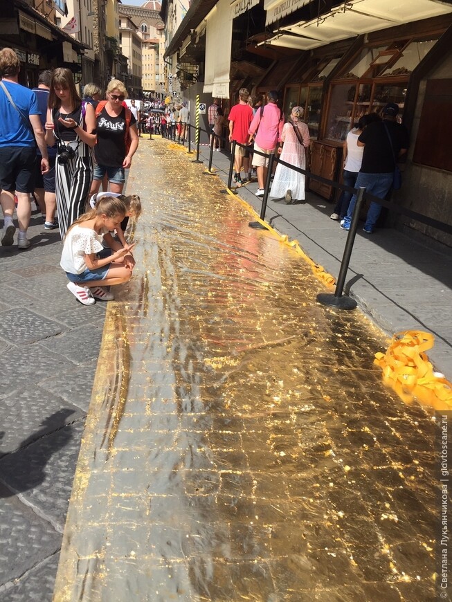 Золотой мост во Флоренции Понте Веккьо сегодня стал буквально золотым!