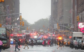 В Нью-Йорке вертолёт рухнул на крышу здания 