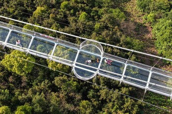 В Китае открыли бьющийся стеклянный мост