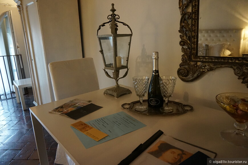 Приветственное шампанское и брошюрка с краткой историей палаццо.
