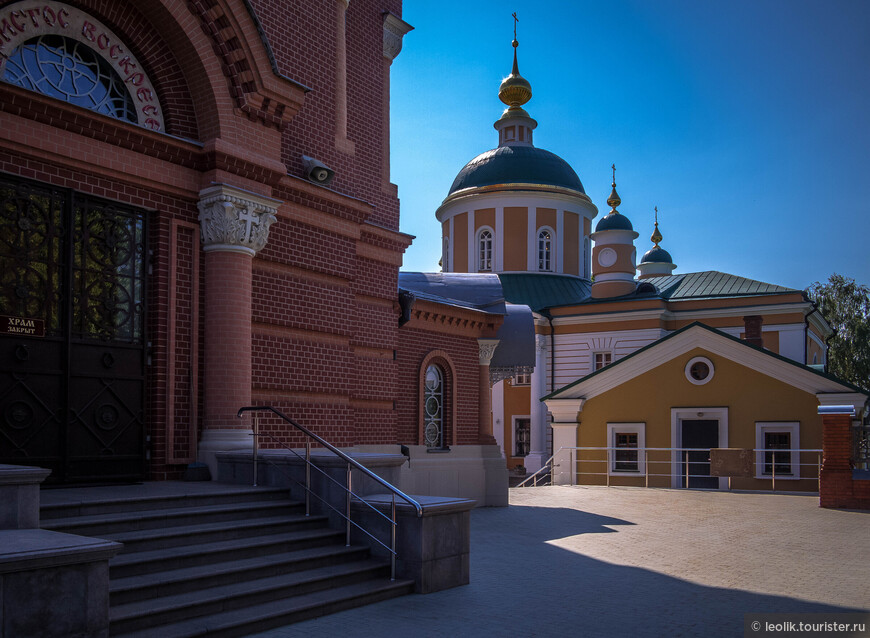 Собор Покрова Пресвятой Богородицы стал первым каменным строением монастыря (1648 г.) В 1816 году строится новое здание, дошедшее до наших дней.