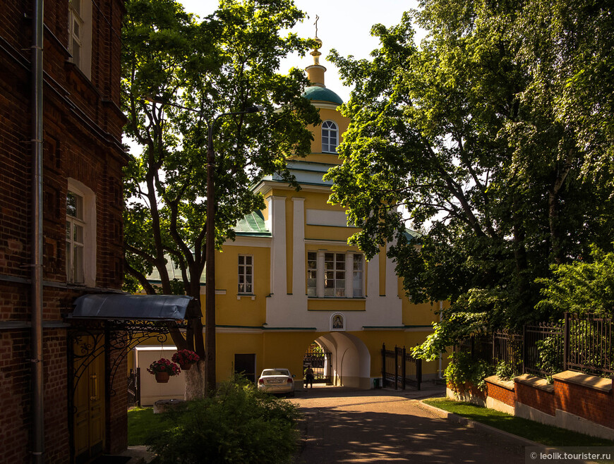 В 1833 году над южными воротами Покровского монастыря возведен надвратный храм в честь святителя Митрофана Воронежского.