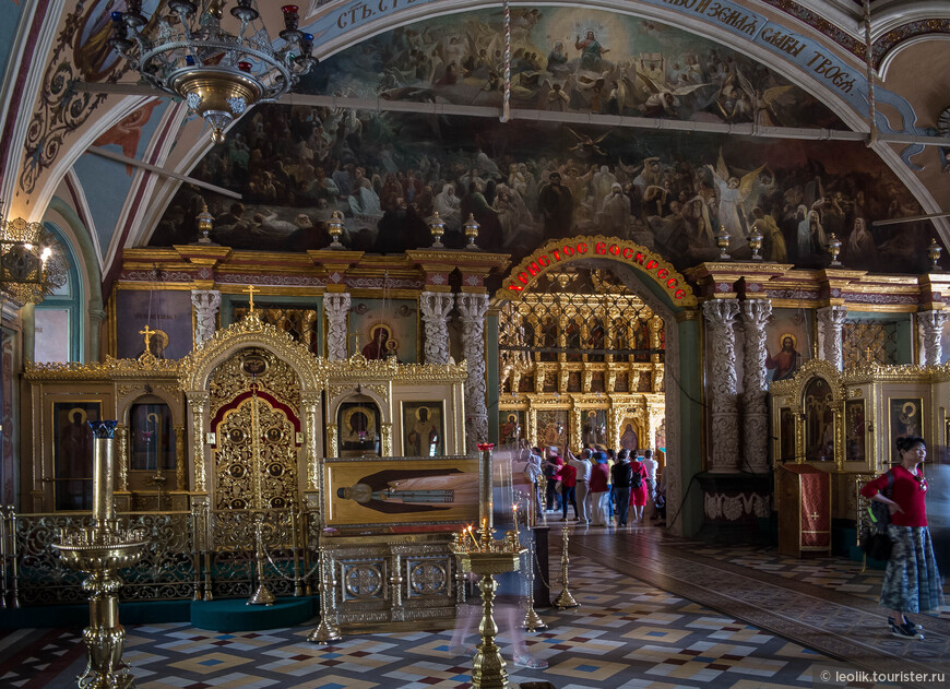Внутреннее убранство Трапезной палаты Троице-Сергиева монастыря.