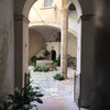 Сан Джиминьяно, жилой внутренний дворик 13 века,  экскурсии по Флоренции и Тоскане с частным индивидуальным гидом на русском языке