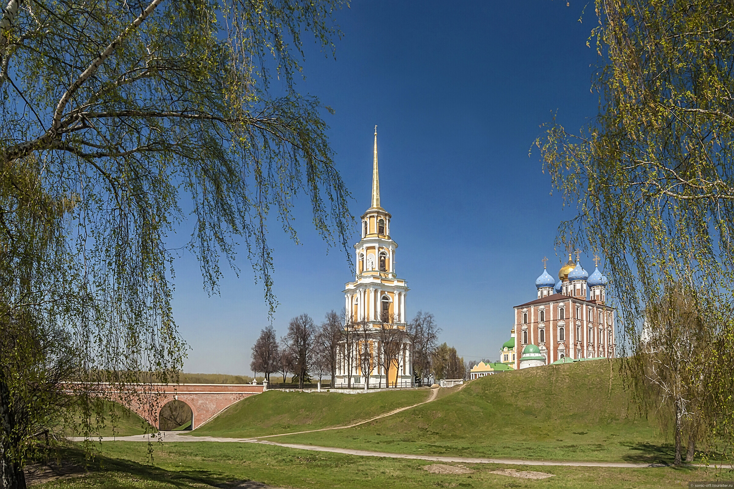 П рязанское. Рязанский Кремль ров. Рязанский Кремль Стефан Яворский. Рязанский Кремль осень. Сухой ров Рязань Кремль.