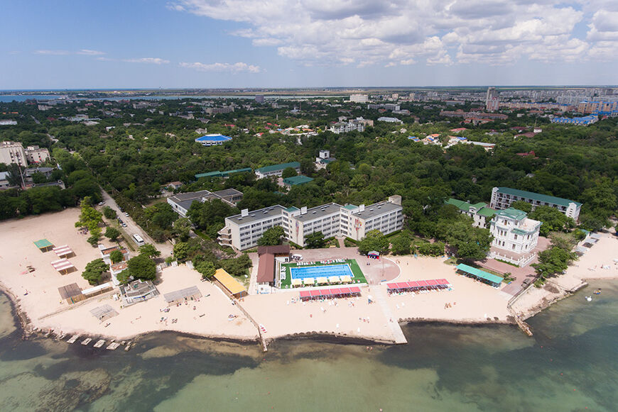 Вид сверху на территорию санатория с пляжем