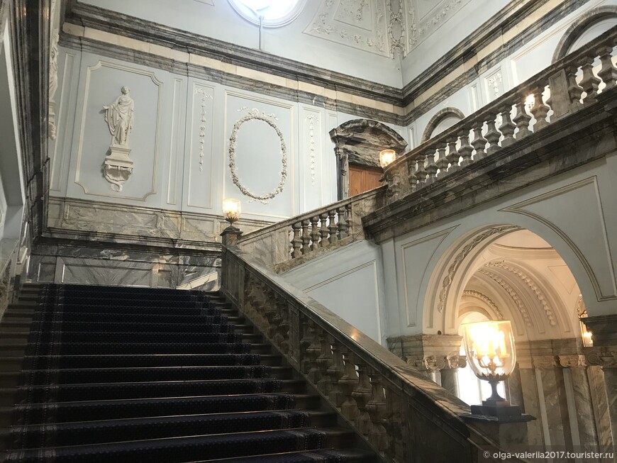 Парадная лестница Мраморного дворца.