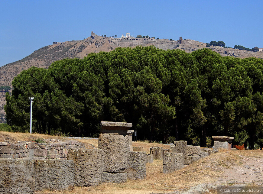 Вид на Пергамский холм со стороны Асклепиона