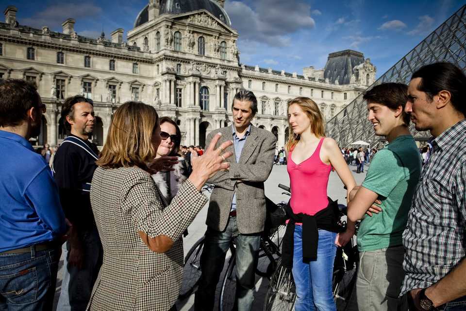 Take a guided tour. Экскурсовод. Экскурсовод и экскурсанты. Экскурсия с гидом. Экскурсия с экскурсоводом.