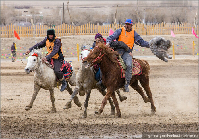 Жизнь на перекрестке. Часть  5. Замерзший Кара-Куль и козлодрание на празднике в Ташкургане