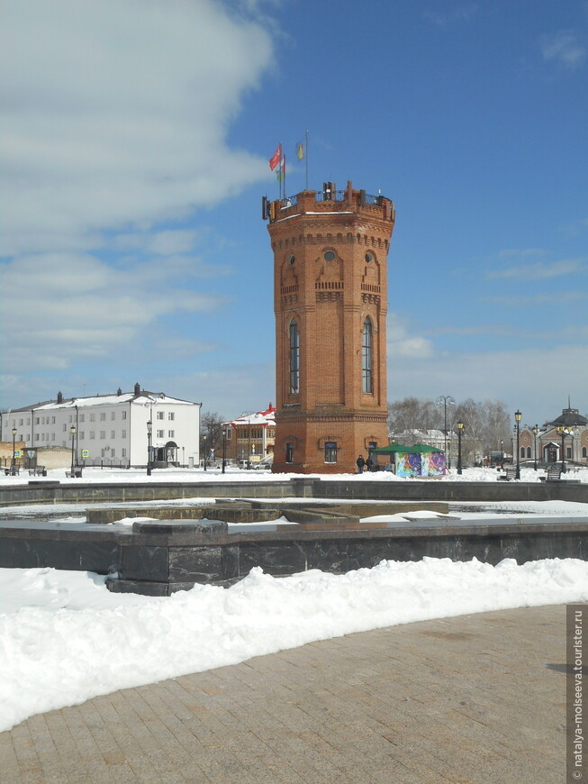 Водонапорная башня удачно вписывается в ансамбль Кремля.