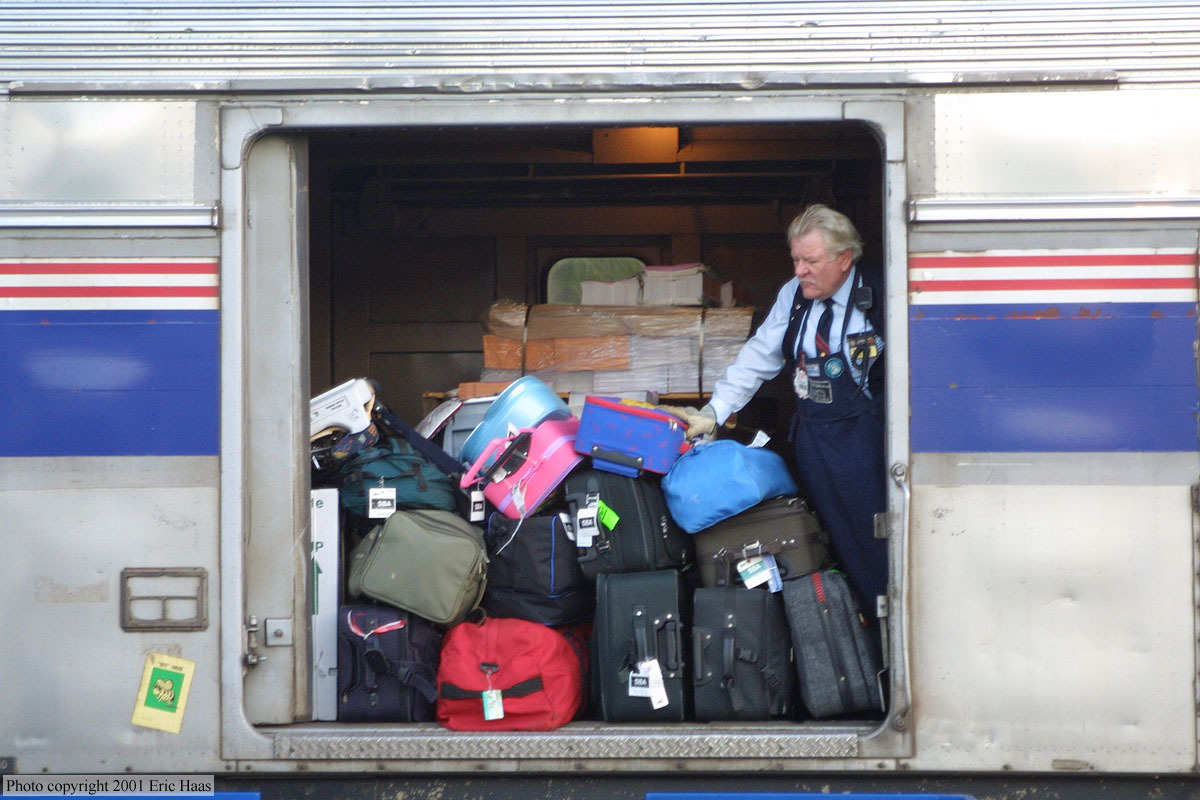 Сколько багажа в поезде. Багажное отделение в поезде. Багажный отдел в поезде. Багажный вагон в пассажирском поезде. Вагон для перевозки багажа.