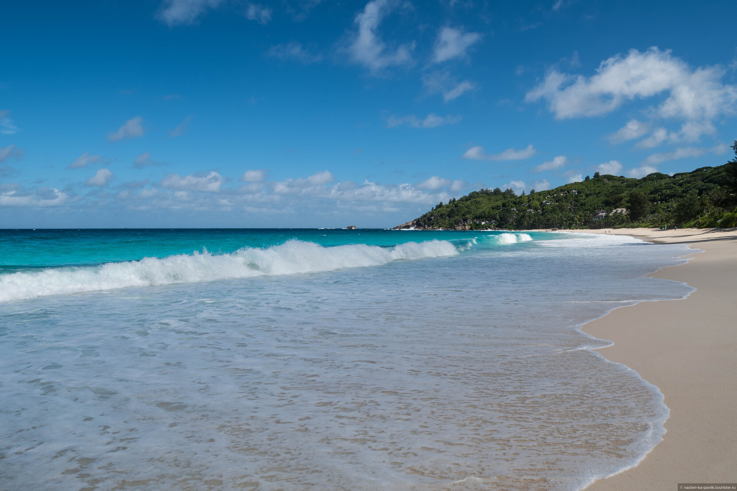 Где отдохнуть в мае 2024 на море. Пляжи острова Маэ Сейшелы. Сейшелы остров мае. Сейшелы в июле. Волны на Сейшелах в июле.