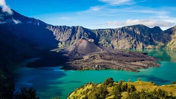 У вулкана в Индонезии создадут отдельные туристические зоны для мужчин и женщин 