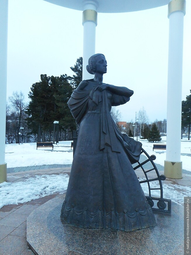 Подвиг жен декабристов, отправившихся в Сибирь, увековечен в этой скульптуре.