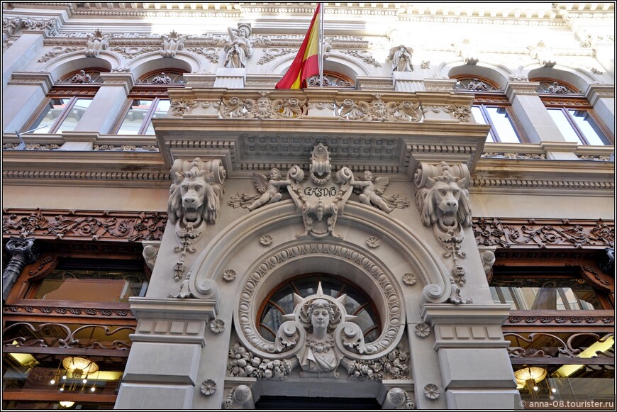 Главный фасад казино завершили в 1902 году. Он выполнен по проекту Педро Сердана в стиле эклектики с элементами модернизами и историзма.