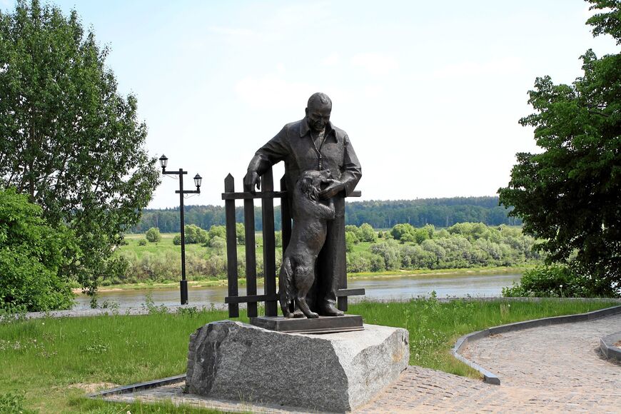 Памятник Константину Георгиевичу Паустовскому на берегу