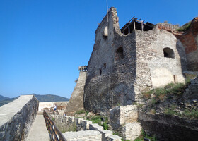 Дева и ее средневековый замок