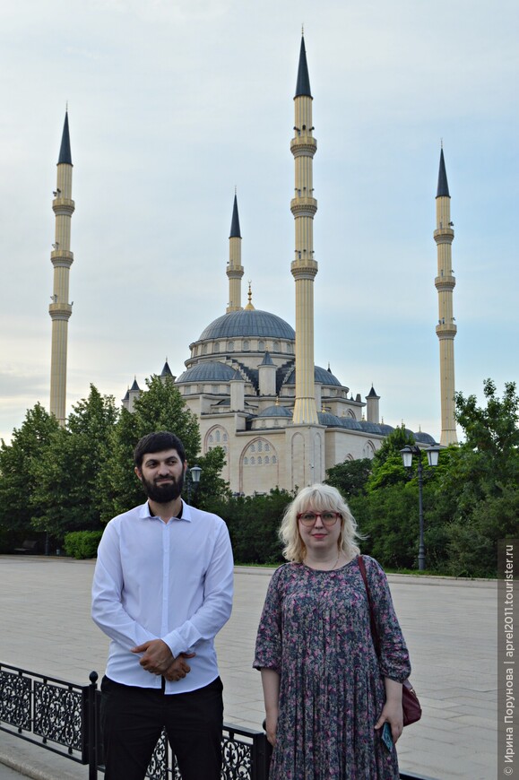 У мечети Сердце Чечни с гидом Умаром