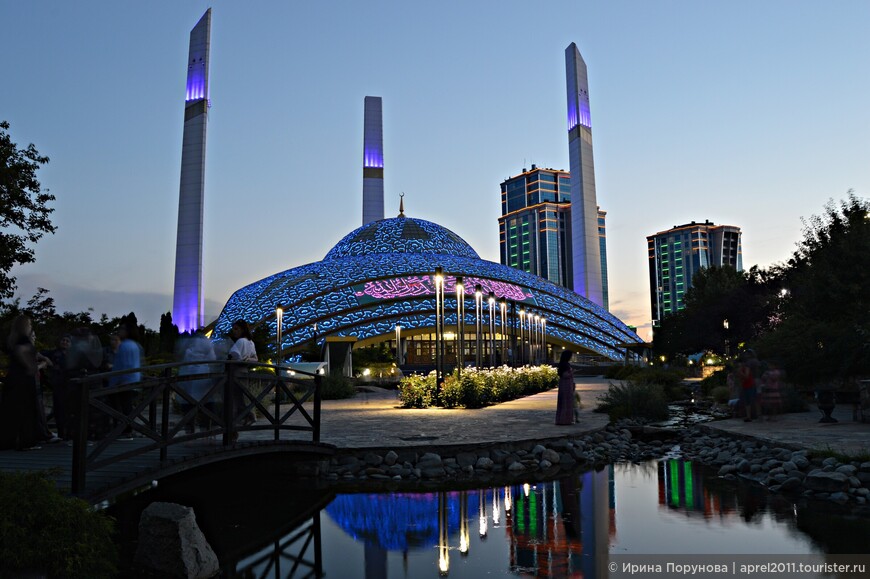 Удивительное зрелище - мечеть, переливающаяся разными цветами